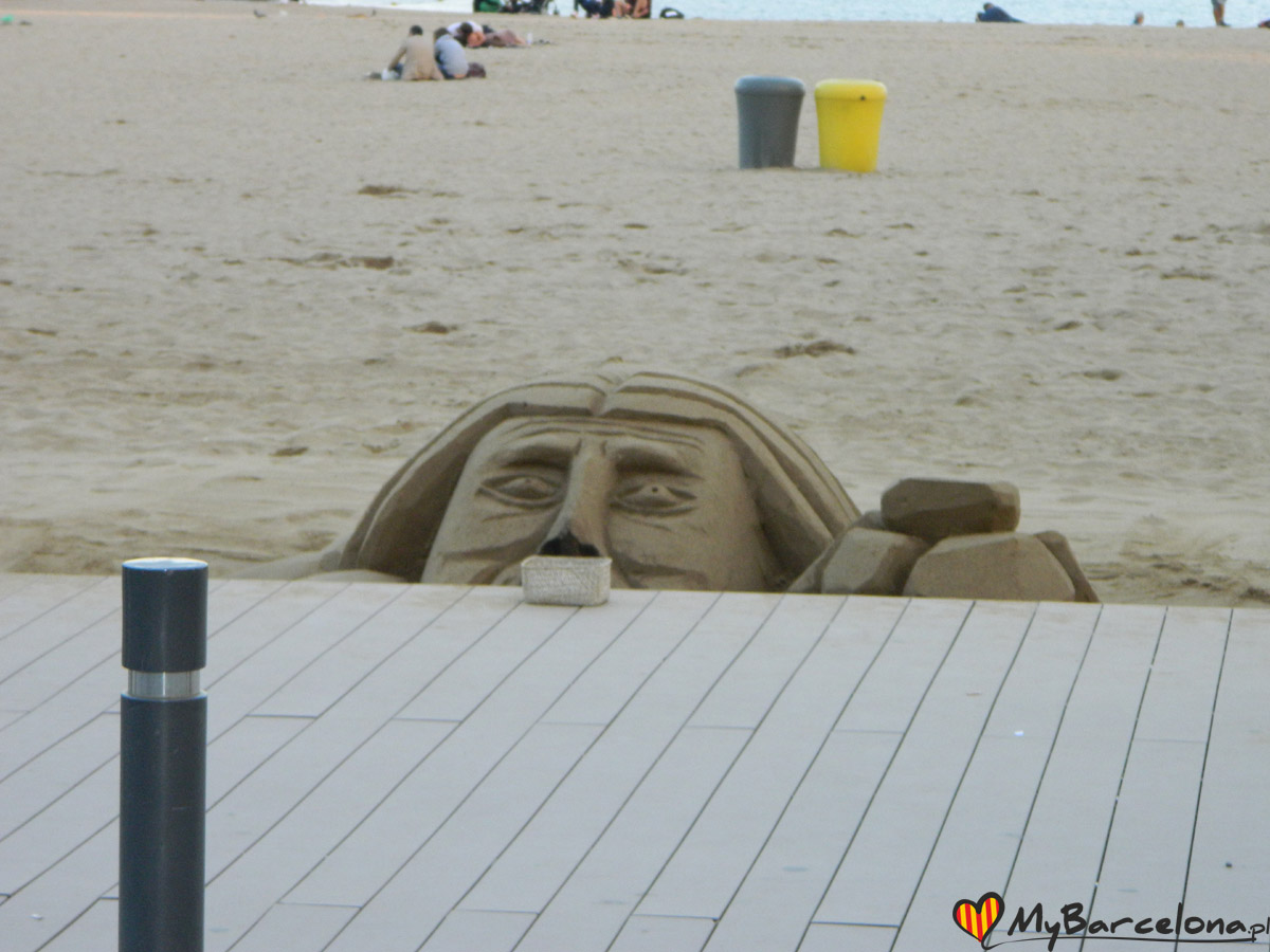 Rzeźby z piasku na plaży Barceloneta